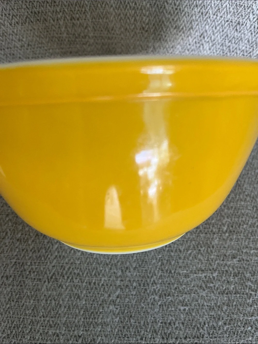 Pyrex vintage yellow nesting bowl number 402 1.5 QT like new